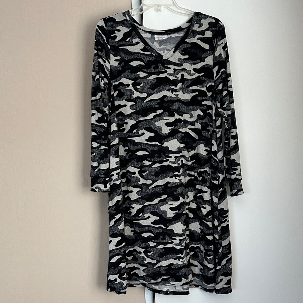 LuLaRoe Black and Gray Camo Patterned Long Sleeve Dress w Pockets Sz Medium